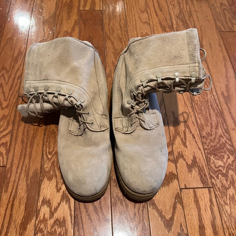 Khaki and cream suede boots #suedeboots
#combatboots #boots #snowboots